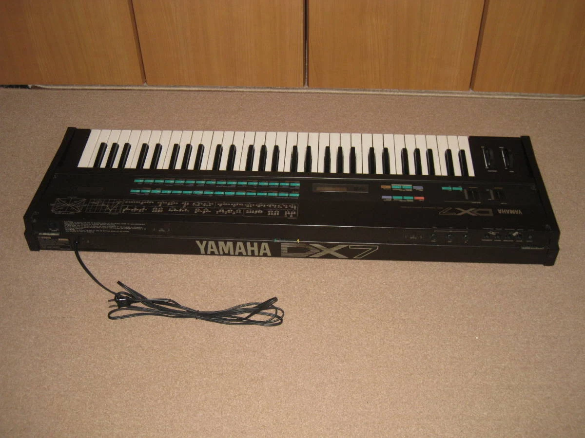Yamaha DX7 Digital Programmable Algorithm Synthesizer keyboard