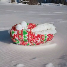 MERRY BRITE LADY SHERPA SLIPPERS SOAKS red /green INSIDE WHITE SIZE S/M 6-8