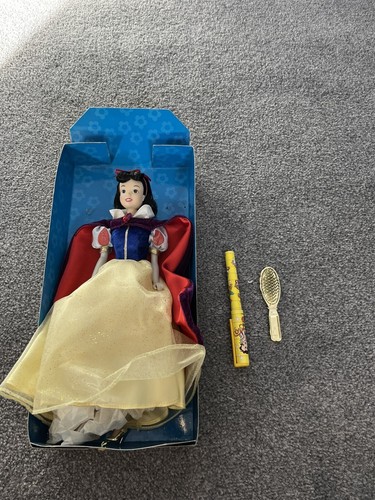 Muñeca Blancanieves Vintage Disney Store | Todavía en caja | Cepillo y bolígrafo incluidos - Imagen 4 de 5