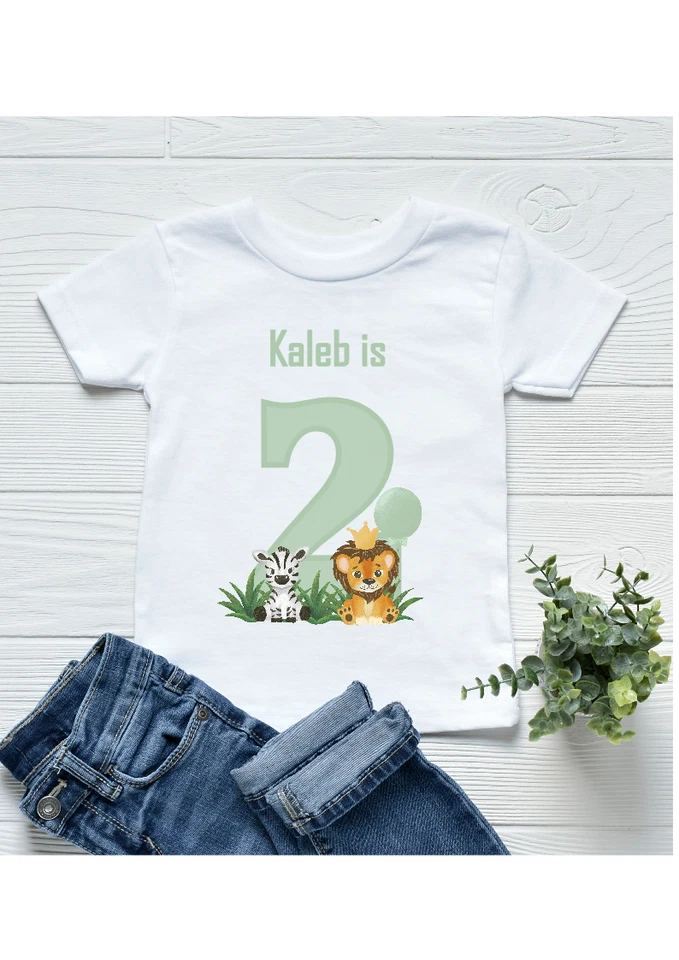 ALL ABOUT THE BUMP Personalisiertes Jungen T-Shirt Dschungel Zahl 2. Geburtstag, Outfit zum zweiten Geburtstag