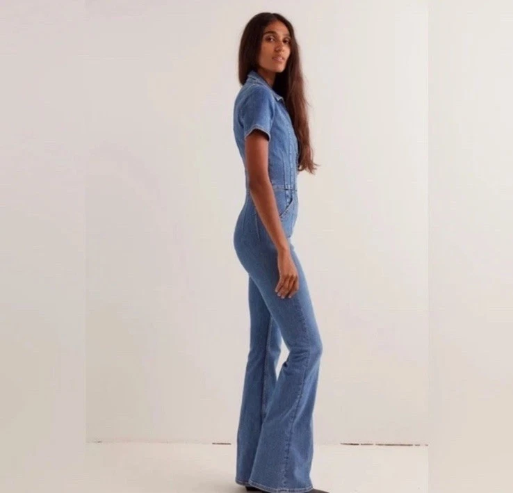 Mono para mujer Free People grande Jayde pierna acampanada azul oscuro denim con cremallera Foto 2 de 4
