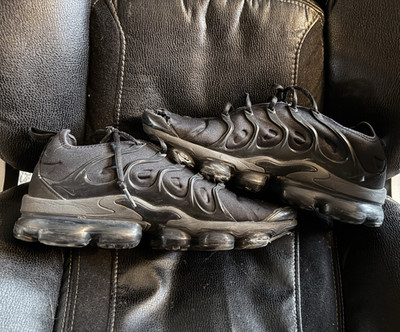 Nike Air VaporMax Plus Triple Black Men s Size 10.5 924453-004 Damaged