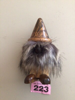 Handgefertigter haariger Gonk / Wichtelschmuck aus Holz - ''Cuthbert''