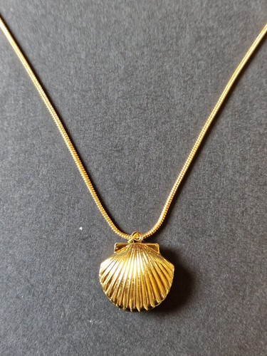 GOLD COLOURED 18" NECKLACE AND A GOLD COLOUR SHELL SHAPED LOCKET & FREE GIFTBOX. - Picture 2 of 16
