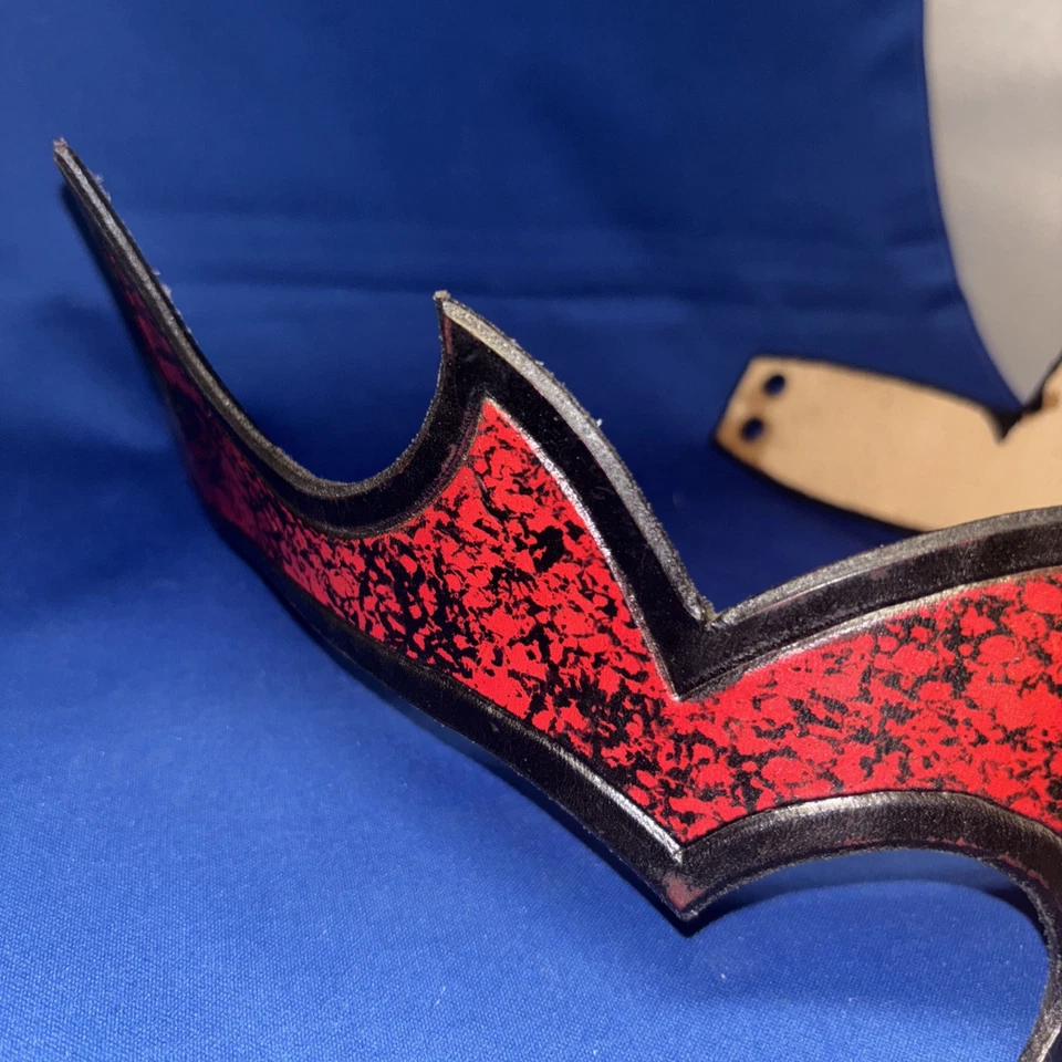 Tocado Hecho a Mano Negro y Rojo Fantasía Alquimista Medieval Diablo en Relieve Foto 2 de 4