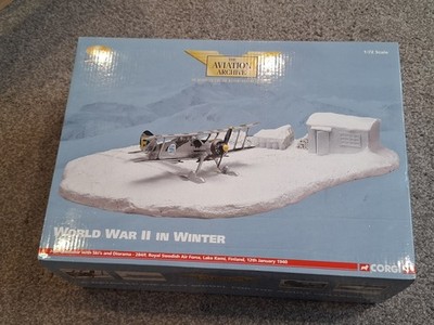 CORGI J-8A GLADIATOR MIT SKIERN & DIORAMA ROYAL SWEDISH AIR FORCE 1/72 AA36204 