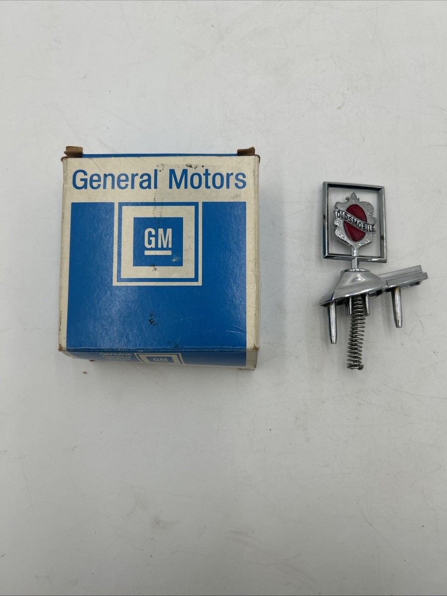 激レア　Small Atala head badge NOS 80 85 90 Olds Delta 88 Hood Ornament Emblem Header Panel OEM