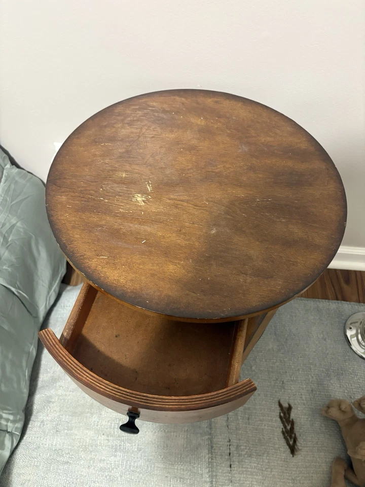 Lámpara de mesa redonda de madera de pera Foto 2 de 4