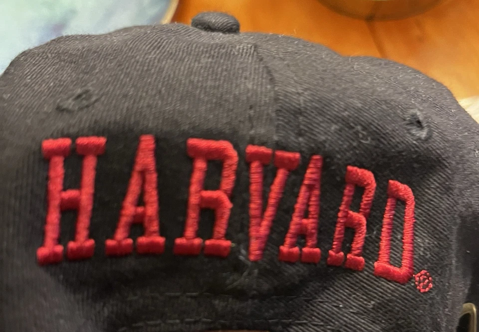 Gorra de colección Harvard Veritas Crest Snapback ajustable negra bordada. Foto 3 de 3