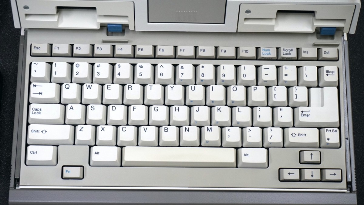 1986 IBM 5140 PC Convertible Portable Laptop with Power Supply