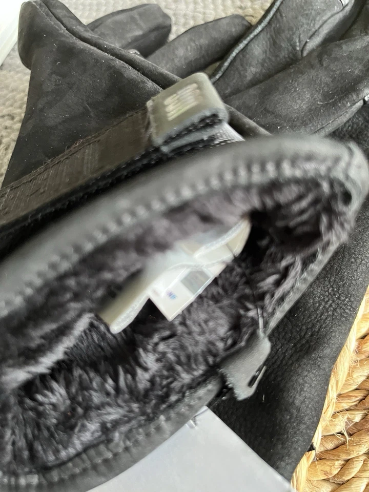 Guantes de gamuza con correas pesadas Ugg para hombre negros compatibles con pantalla táctil de $98 talla XL Foto 3 de 4