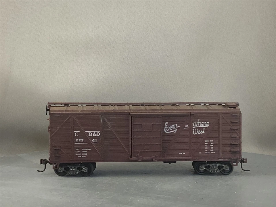 Roundhouse - Chicago Burlington & Quincy - 40' Wood Box Car # 28541 - Image 3 of 4