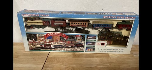 1992 DICKENSVILLE WEIHNACHTSZUG #171 STATION mit SOUND 5 AUTOS GLEISE KOMPLETT NEU IN VERPACKUNG - Bild 2 von 4