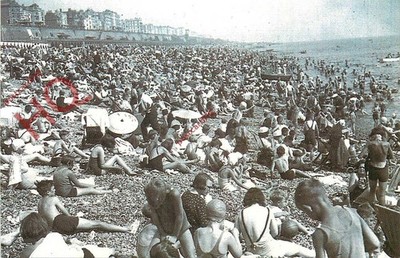 Ansichtskarte>>Brighton, 1937 Hitzewelle am Strand (Repro) [Nostalgie]