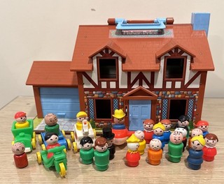 1980 Vintage Fisher Price Little People Tudor House w Lots Of Accessories #952