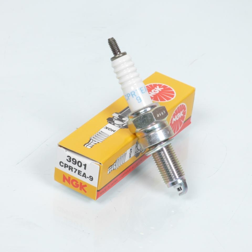 Bougie d'allumage NGK résolvant les ratés moteur sur Yamaha Morphous CP W 250
