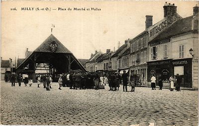 CPA AK MILLY - Place du Marché et Halles (385150)