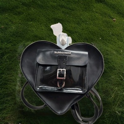 Dr Martens Schwarz Kiev Leder Großer Rucksack Schultertasche Love Heart Crossbody,