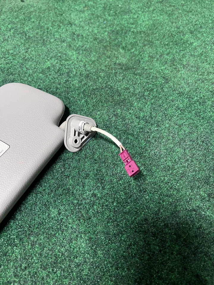 Комплект из пары серых солнцезащитных козырьков для передней левой и правой стороны 2007-2012 BMW 328i в сборе от оригинального производителя - Изображение 4 из 4