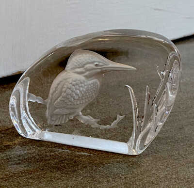 Vintage Kristall Milchglas Eisvogel Vogel auf Ast Wasser Schilf Briefbeschwerer