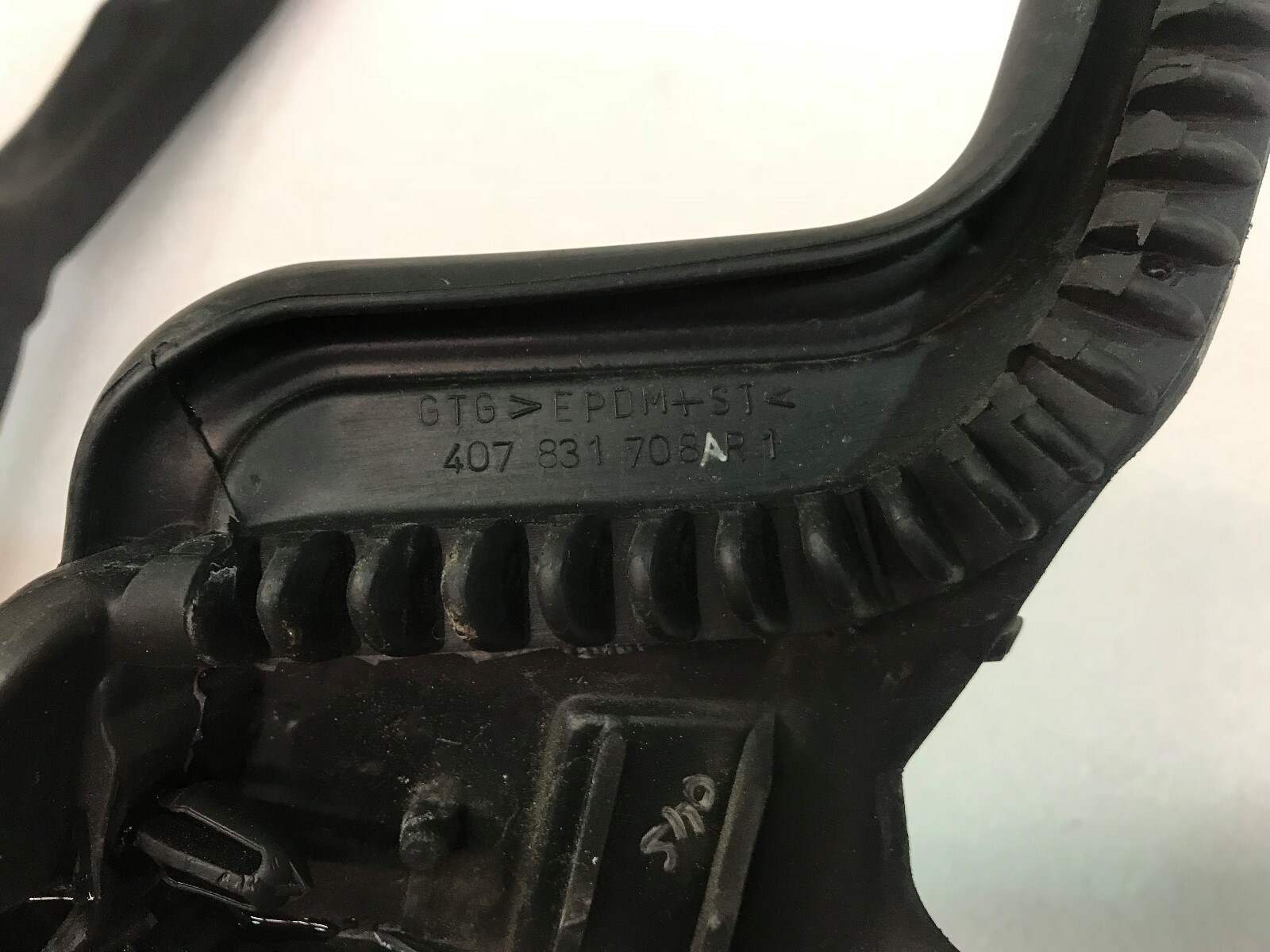 LAMBORGHINI GALLARDO SPYDER PASSENGER DOOR RUBBER GASKET SEAL OEM 407831708A
