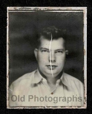 PHOTO BOOTH DARK EERIE BACKGROUND MAN w/CRACK IN FACE OLD/VINTAGE PHOTO- H545