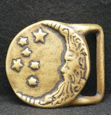 WF07132 VINTAGE 1970s MAN IN MOON AND STARS ARTWORK SOLID BRASS BELT BUCKLE