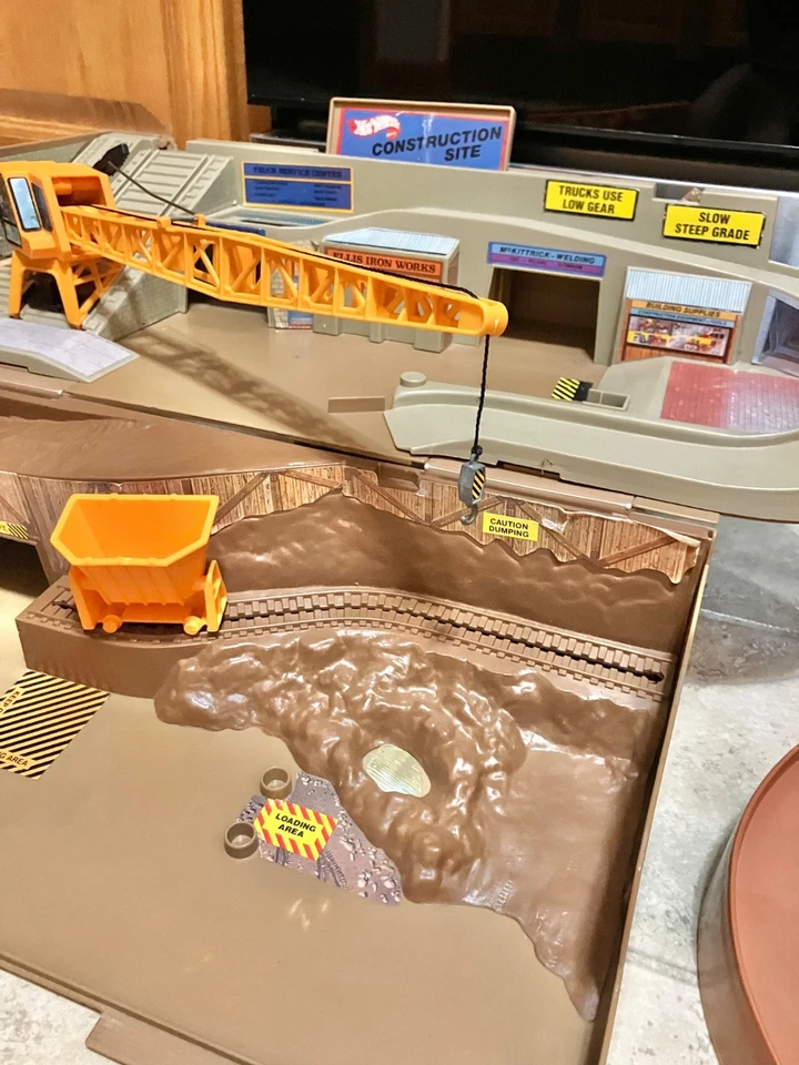 Mattel Hot Wheels City & Construction Site Sto N Go Lot Of 2 Playsets 1980 & 82 - Image 3 of 4