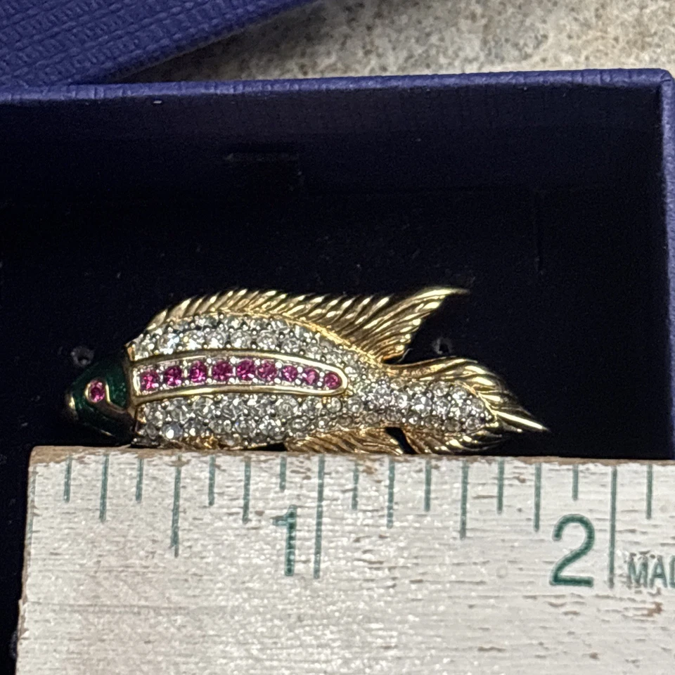 Broche prendedor de pez de cristal magenta de Swarovski Foto 3 de 4