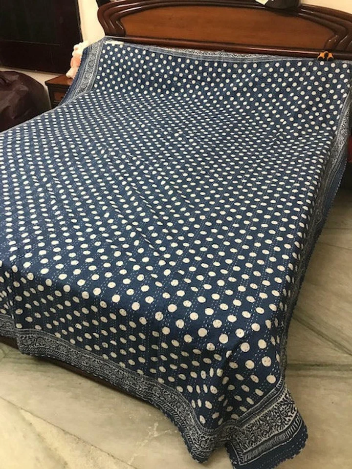 Ropa de cama Kantha hecha a mano estampado de lunares tamaño king sábanas bohemias Foto 4 de 4