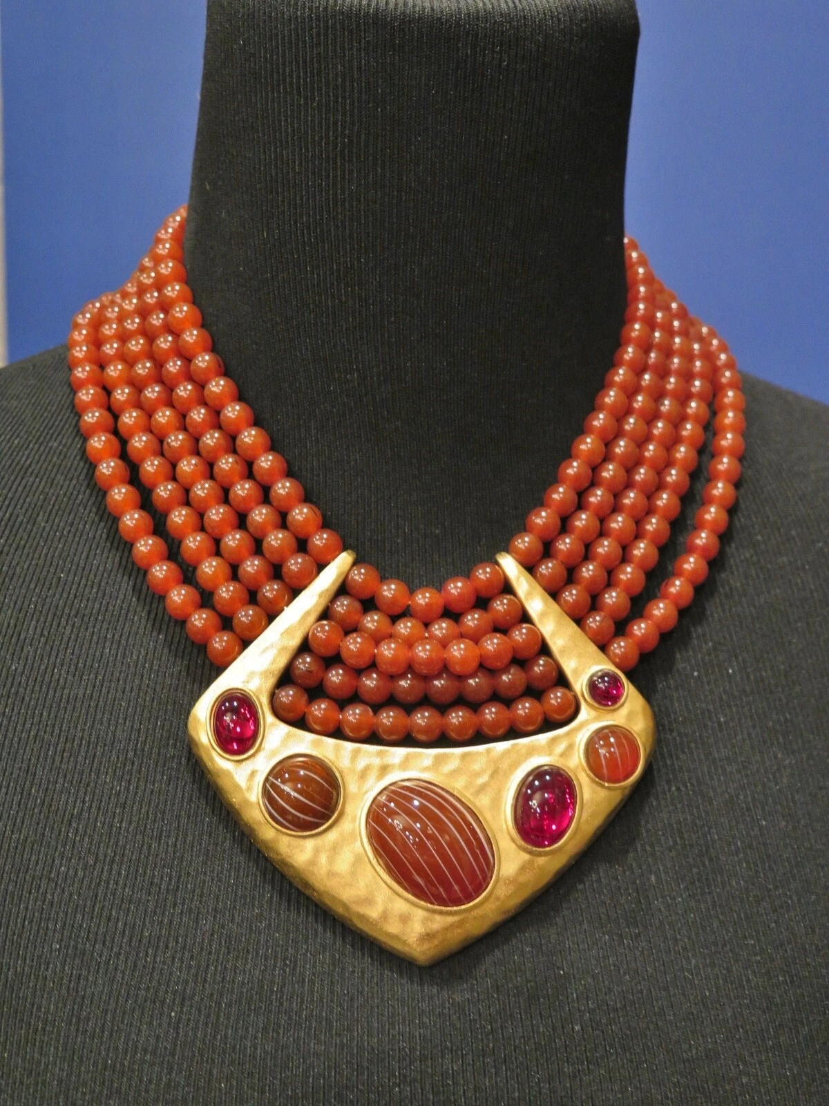 SAINT LAURENT (YSL) Collana Perline Rosse Vintage YSL Yves Saint Laurent con Ciondolo in Metallo Oro con Etichetta