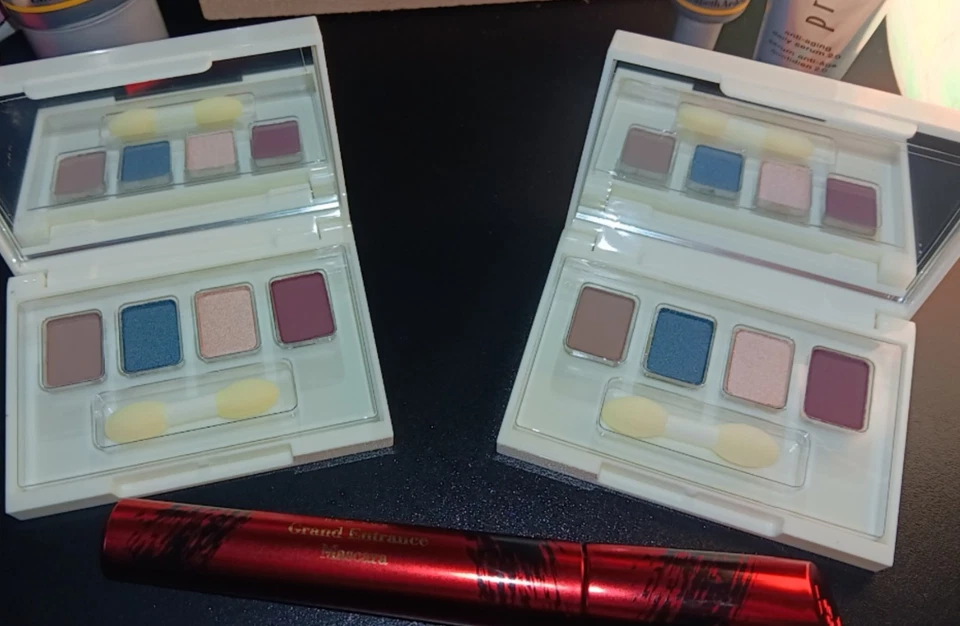 Elizabeth Arden 14 piezas Cuidado de la Piel/Maquillaje Lote Mixto con Bolsa de Maquillaje Elizabeth Arden Foto 4 de 4