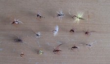 1982 -  14 MOUCHES   PLUMES COU DE COQ + BOITE  USA  PECHE TTBE