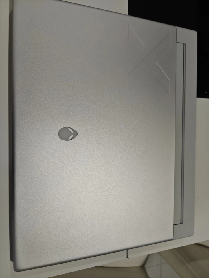 Alienware X16 R2 240Hz QHD+ 2.5GHz Ultra 9 185H 32GB 4TB SSD RTX 4090 Garantía  Foto 2 de 4