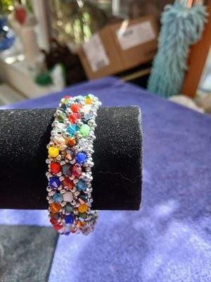 Handgefertigtes Armband Swarovski Kristall und Rocailles