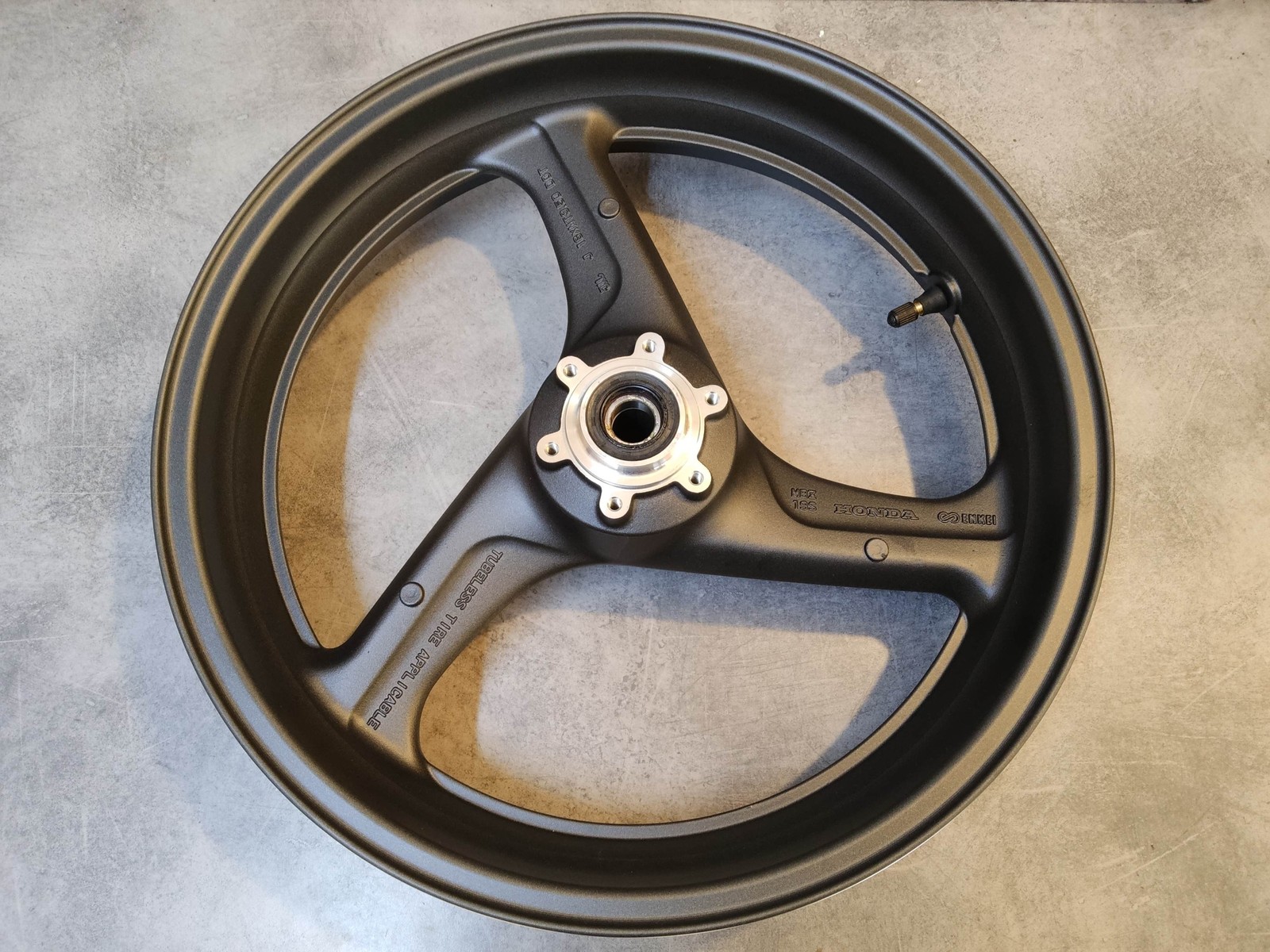Roue avant HONDA CB600F Hornet 1999 neuve contre les jantes voilées
