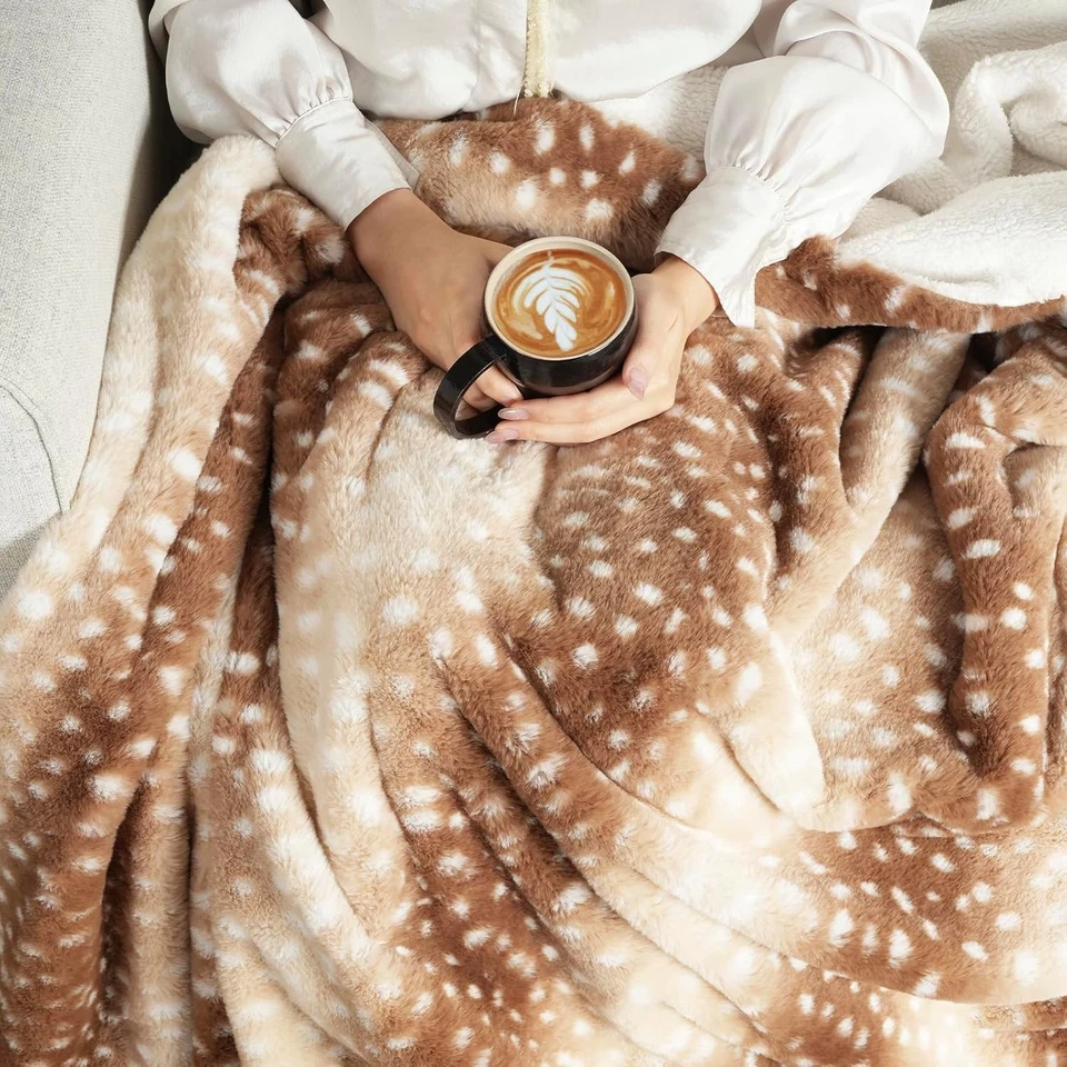 Acogedora manta de lujo de piel sintética Bliss a rayas de animales (50 x 60), marrón  Foto 2 de 4