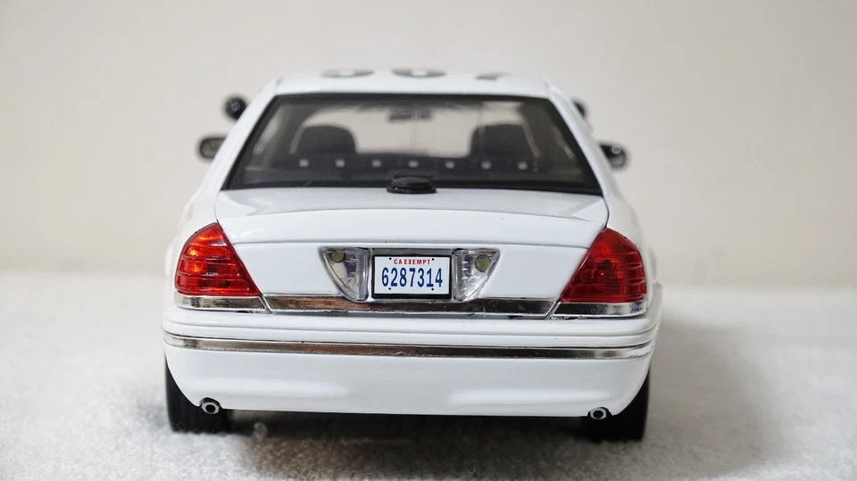 1/18 California CHP 2001 Ford Crown Victoria Lights and Siren SEE DESCRIPTION! - Image 4 of 4