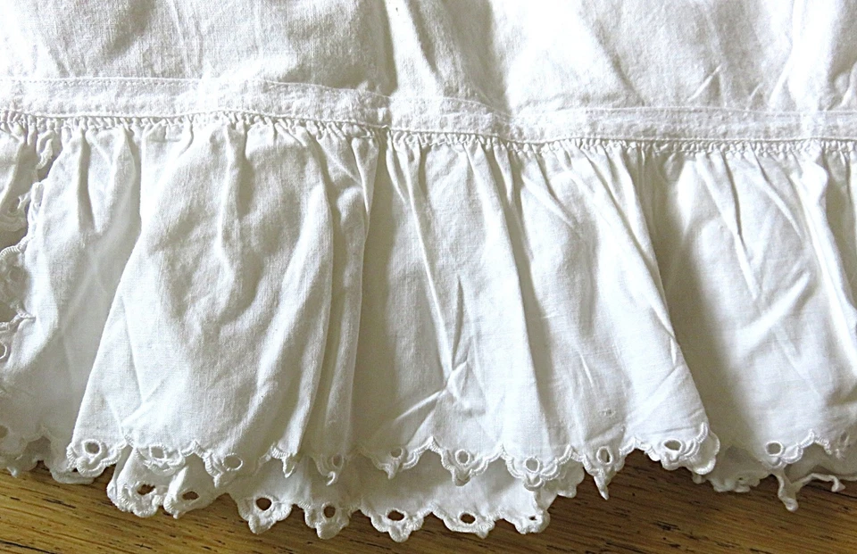 Weißer Halbunterrock aus Baumwolle, knielang, mit Lochstickerei-Volant, Gr. L - Bild 3 von 4
