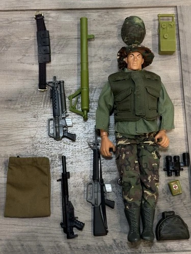 vintage Hasbro 1996 gi joe 12in Doll And Lot Of Accessories