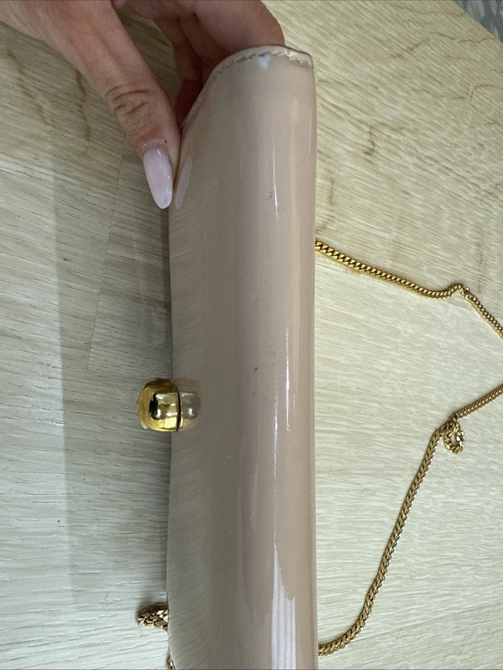 Cartera sin asas Alexander McQueen charol nude con cadena scull Foto 4 de 4