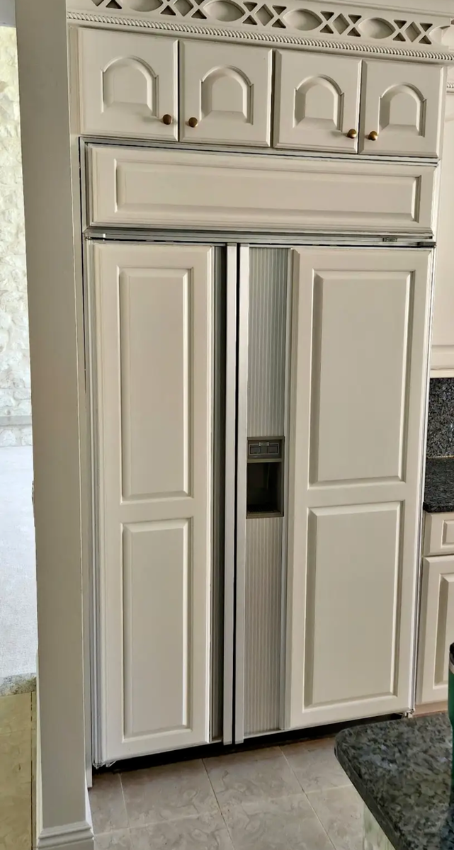 1993 Sub-Zero 590 side by side refrigerator & freezer w/ cabinet