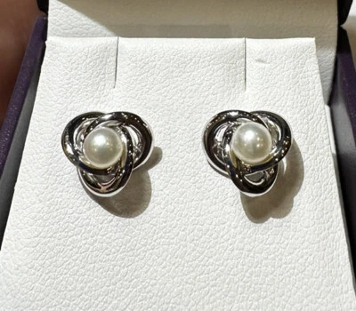 Délicat JJB Rond Volutes Celtique Infini Perle 9k or Blanc Clous Oreilles CO14 - Photo 1/4