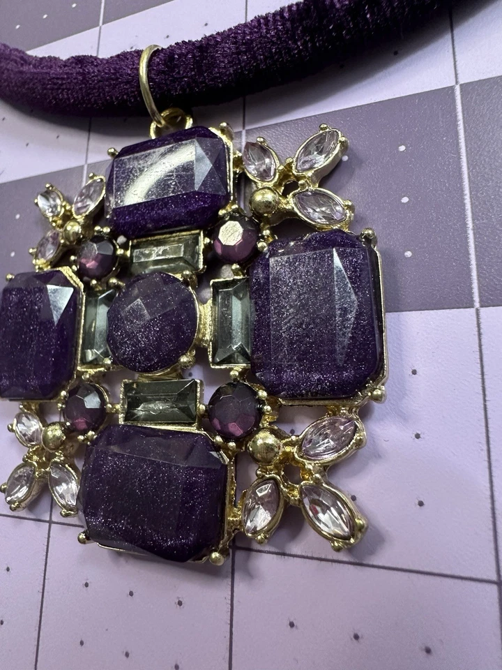 Gargantilla de vidrio colgante grande de terciopelo púrpura NY&Co marca glamour torque dorado Foto 4 de 4