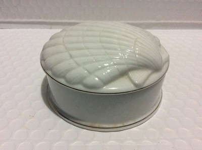 Shell Shaped Box with LidShell Putty Lustreby FITZ & FLOYD White Porcelain Japan