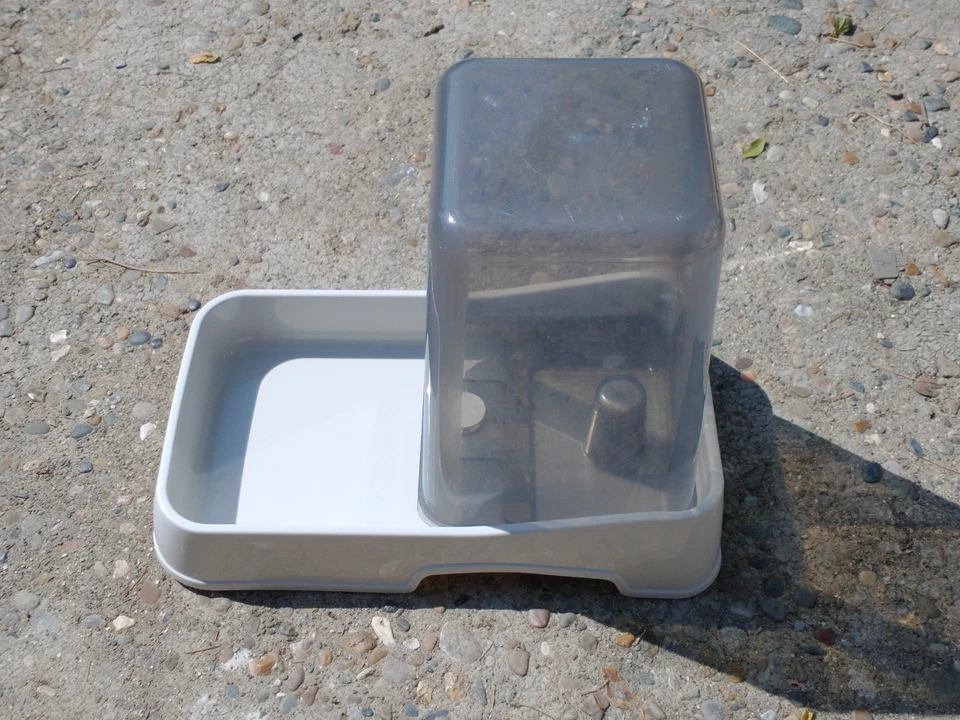 Van Ness Riegadora Automática para Perros, Mediana, Capacidad 6 Litros Foto 3 de 4