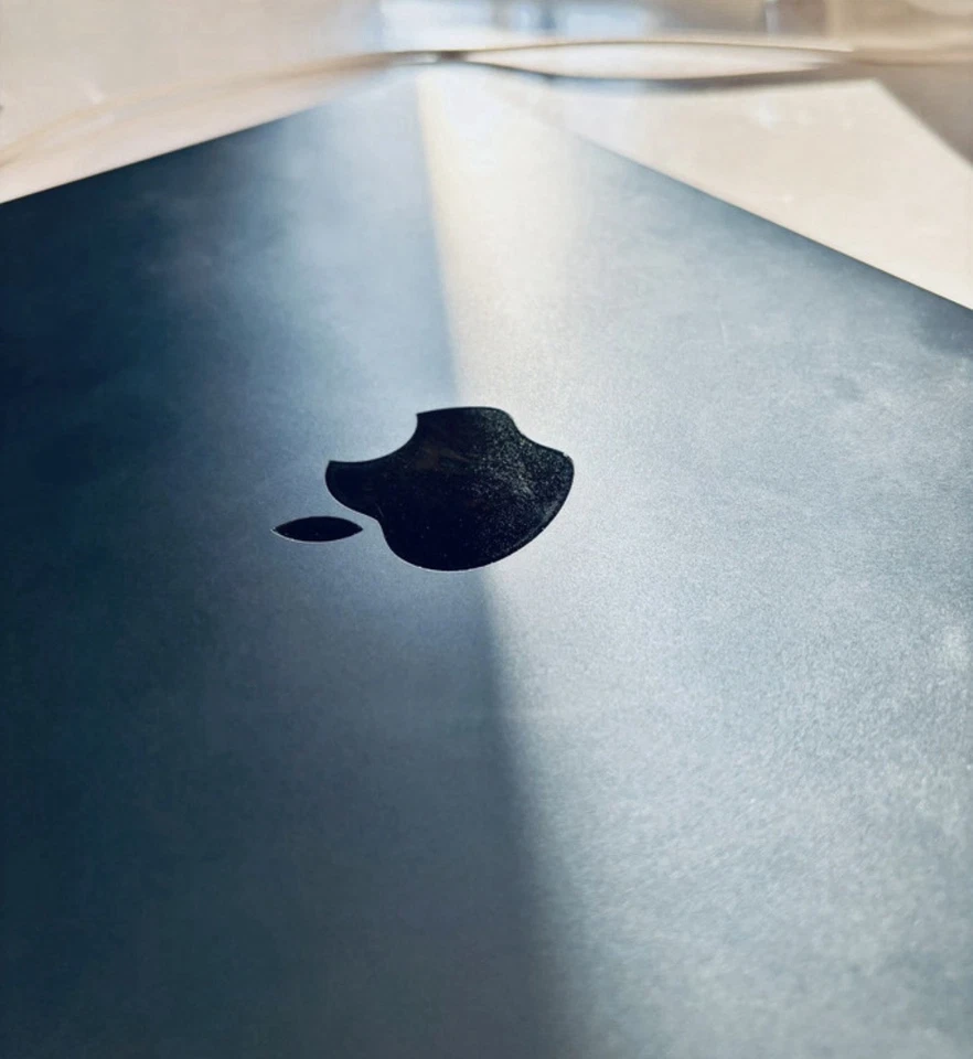 Apple MacBook Air 13,6" (256 Go SSD, M2, 8 Go) Laptop - Minuit - MLY33FN/A... - Photo 3/4