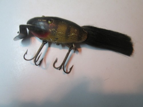 1 Lure Lot. CREEK CHUB DINGER. Wood. Glass Eyes. Some Wear. 1939 GARRETT, IND.