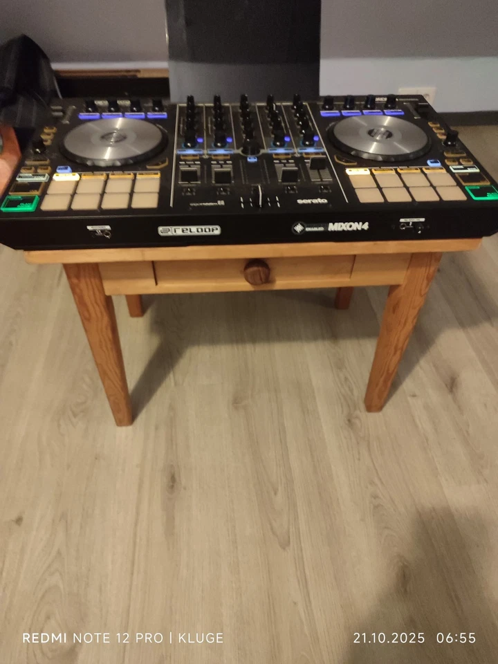 Reloop Mixon 4 Serato High Performance Hybrid DJ Controller - Bild 2 von 4