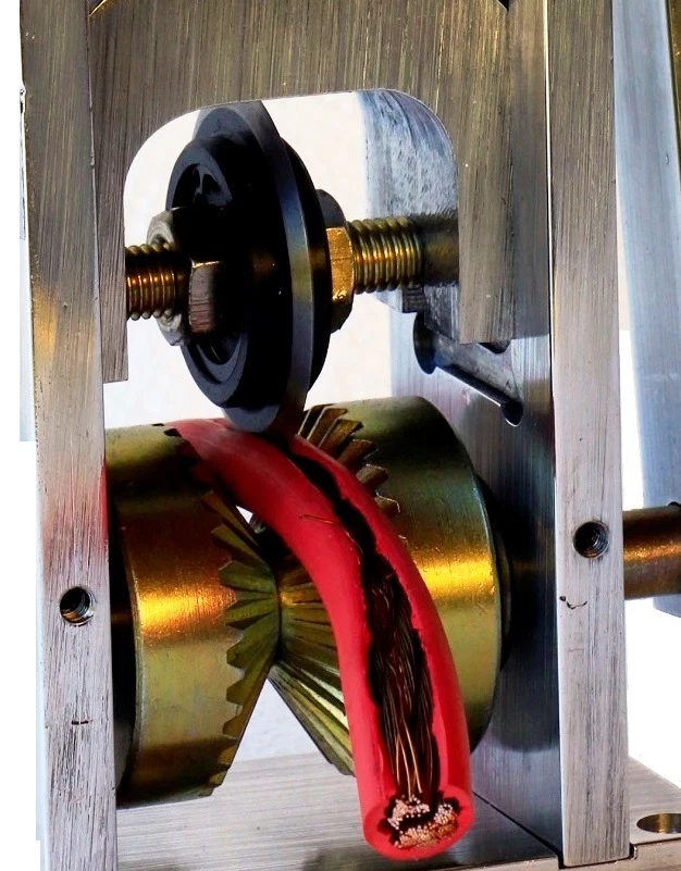 MACCHINA SPELAFILI SPELLACAVI SPELACAVI SGUAINACAVI RECUPERO RAME - Immagine 3 di 4